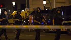 西班牙恐攻  警方上街維安西班牙巴塞隆納17日發生廂型車衝撞人群事件，造成至少13人喪命，逾百人受傷。警方在該區採取維安措施。（安納杜魯新聞社提供）中央社  106年8月18日