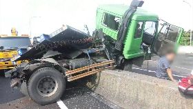 ~貨櫃驚險撞1200