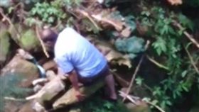 陸客,阿里山,手機,山谷,撿手機,（圖／翻攝自爆料公社）