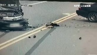 嫌前車開太慢　女竟跨雙黃線撞對向車