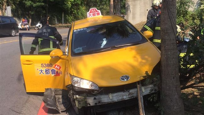 計程車撞路樹　駕駛口鼻流出藍色液體
