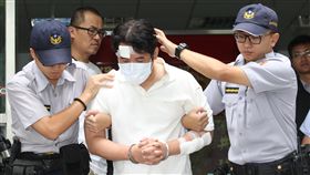 刺傷總統府憲兵  呂姓男子遭逮總統府西大門18日上午10時多遭呂姓嫌犯持利器闖入，砍傷戍衛憲兵脖子，呂姓男子（前中）遭介壽派出所逮捕。中央社記者張皓安攝  106年8月18日　　呂軍億