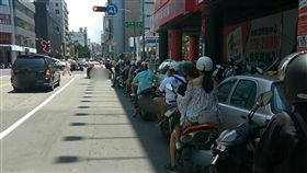 16:9
小確幸！機車族等紅燈有默契　網笑翻「前面有導護老師？」
圖／翻攝自Dcard
https://www.dcard.tw/f/funny/p/227004966?utm_content=201708162300_funny_227004966