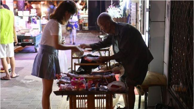 百歲爺爺賣鞋墊　善心人買了偷放回去