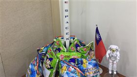 替福衛五號祈福  乖乖派上用場台灣首枚自主研製的衛星福衛五號已運抵美國準備發射作業，工作團隊備妥零食乖乖，替福衛五號祈福。（國研院官員提供）中央社記者曹宇帆洛杉磯傳真  106年8月19日