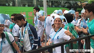各國運動員抵開幕現場　選手熱情高歌