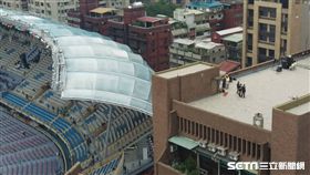 田徑場周圍高樓淨空，並部屬維安小組。（圖／記者蕭保祥攝）