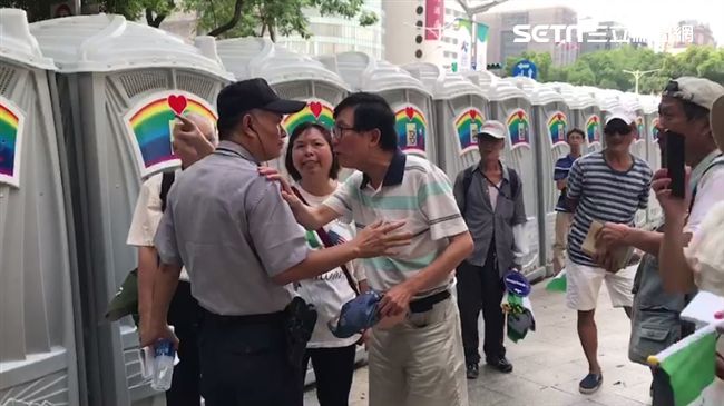 「五星旗清掉！」台獨聯盟與警起口角