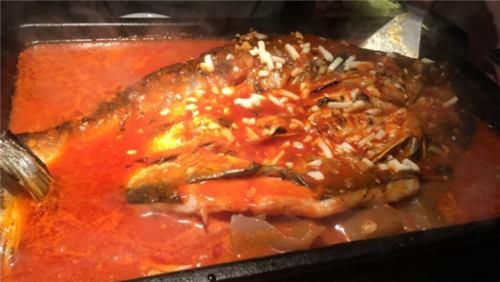 魚肉吃出寄生蟲　店長證清白一口吞下