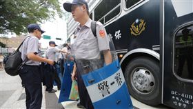 世大運開幕　維安警力下午陸續就位（2）2017世界大學運動會19日晚間將在台北田徑場開幕，世大運維安處規劃6000名警力在場內、外執勤，也會在周邊設置3處意見表達區，因應可能的陳情抗議活動。下午支援警力到達台北田徑場周邊，陸續就位待命。中央社記者裴禛攝　106年8月19日