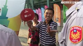 「我要路過！」沒票硬闖世大運管制區　正義民眾幫警想辦法
圖／記者雷明正攝