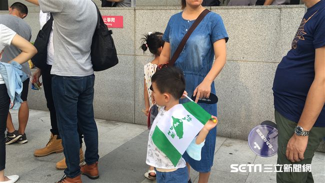 以為幫台灣加油！外國客誤拿台獨旗
