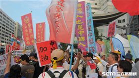 ▲反年改團體現身世大運抗議，高喊中華隊加油。（圖／記者蕭保祥攝）