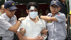 男軍史館偷武士刀砍傷總統府憲兵總統府西大門18日上午遭一名民眾持利器闖入砍傷憲兵。警方初步調查，51歲呂姓男子（中）先到軍史館偷武士刀後赴總統府行兇。中央社記者張皓安攝  106年8月18日　呂軍億