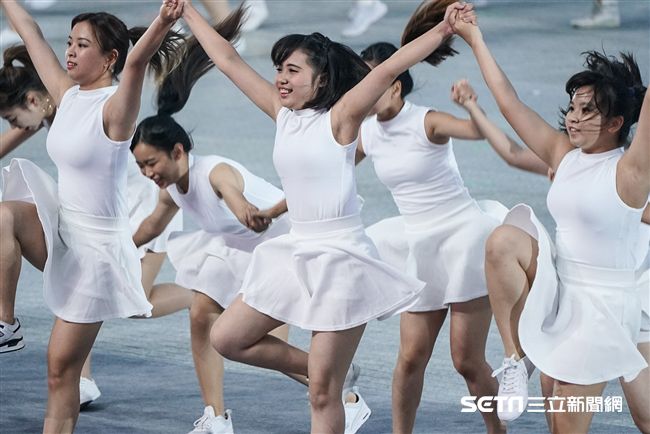 世大運主題曲《擁抱世界擁抱你》。（圖／記者林敬旻攝）