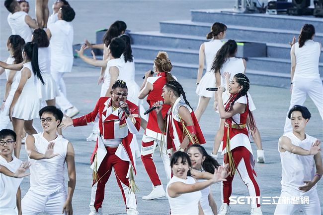 世大運主題曲《擁抱世界擁抱你》。（圖／記者林敬旻攝）