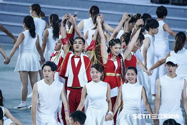 世大運主題曲《擁抱世界擁抱你》。（圖／記者林敬旻攝）