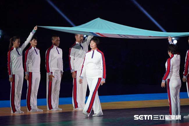 世大運中華會旗護旗手，紀政領銜體壇三代傳承台灣精神。（圖／記者林敬旻攝）