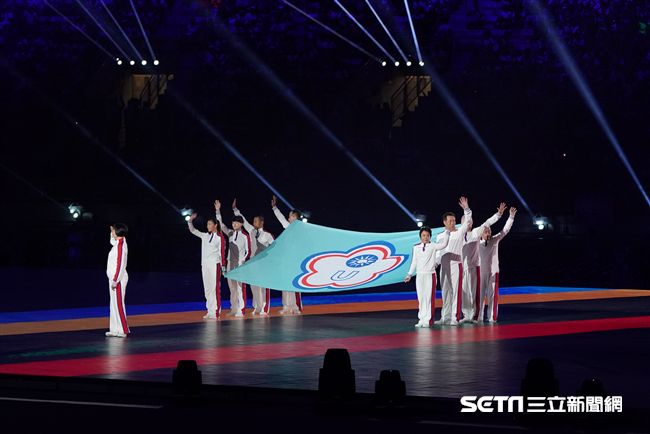 世大運中華會旗護旗手，紀政領銜體壇三代傳承台灣精神。（圖／記者林敬旻攝）