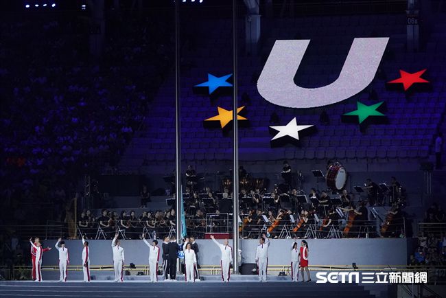 世大運中華會旗護旗手，紀政領銜體壇三代傳承台灣精神。（圖／記者林敬旻攝）