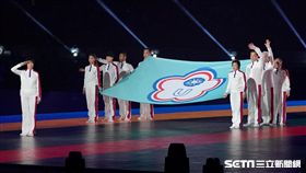 世大運中華會旗護旗手，紀政領銜體壇三代傳承台灣精神。（圖／記者林敬旻攝）