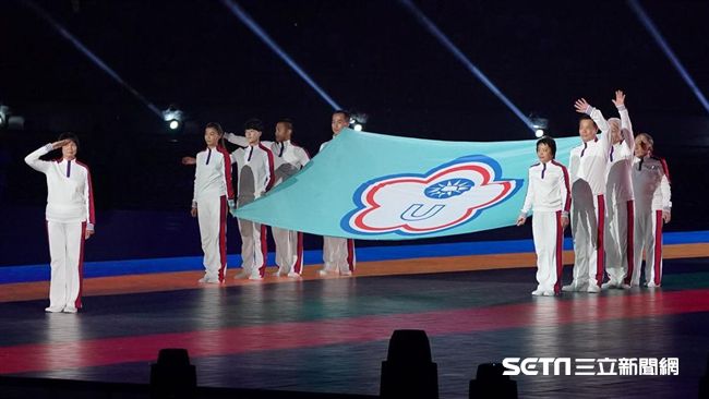 世大運中華會旗護旗手，紀政領銜體壇三代傳承台灣精神。（圖／記者林敬旻攝）