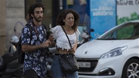 西班牙恐攻　民眾驚魂未定西班牙巴塞隆納17日發生廂型車衝撞人群事件，造成至少13人喪命，逾百人受傷。民眾倉皇離開現場。（安納杜魯新聞社提供）中央社  106年8月18日