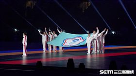 世大運中華會旗護旗手，紀政領銜體壇三代傳承台灣精神。（圖／記者林敬旻攝）