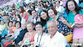 柯文哲父母現身世大運開幕　沒當貴賓坐一般區　北市府提供