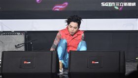 吳宗憲.謝和弦.黃明志出席2017高校畢業歌網路直播發佈會演出,與卅所學校百位高校畢業生同樂