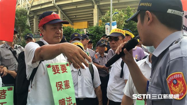阻選手車進場！反年改團體嗆違法管制