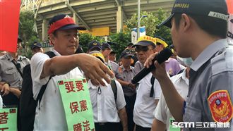 阻選手車進場！反年改團體嗆違法管制