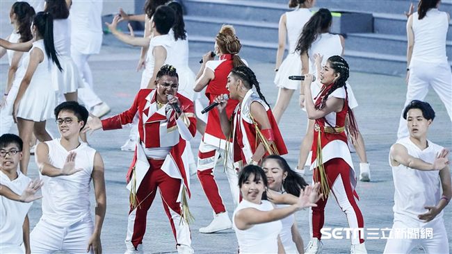 世大運開幕暖場　全場大合唱主題曲