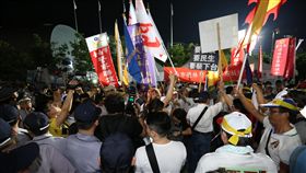 反年改場外抗議　阻世大運開幕流程（2）台北世大運19日晚間在台北田徑場舉行開幕式，台北小巨蛋外一度因為反年改團體抗議導致多國代表團選手無法及時入場。中央社記者張皓安攝　106年8月19日