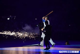陳金鋒揮棒點聖火　世大運震撼展開