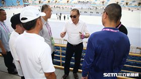 墨鏡搭白襯衫帥翻！馮世寬巡視世大運會場 慰勉維安辛勞　國防部提供