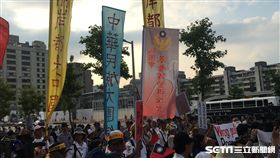 世大運開幕 反年改舉旗抗議 現場群魔亂舞喊「台灣加油」 盧冠妃攝