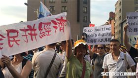 世大運開幕 反年改舉旗抗議 現場群魔亂舞喊「台灣加油」 盧冠妃攝