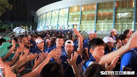 中華代表團進場前和志工們擊掌。（圖／記者王怡翔攝）