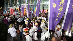 反年改場外抗議　阻世大運開幕流程（1）台北世大運19日晚間在台北田徑場舉行開幕式，台北小巨蛋外一度因為反年改團體抗議導致多國代表團選手無法及時入場。中央社記者張皓安攝　106年8月19日