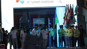 多國代表團未現身　中華隊場邊等候進場台北世大運19日晚間在台北田徑場舉行開幕式，各國運動員代表團進場，不過，世大運發言人楊景棠表示，由於反年改團體將選手入口堵住，導致代表團排序從C以後，都只有舉旗手，沒有運動員。圖為中華隊在場邊等候進場，前方多個國家都只有舉旗手。中央社記者吳家昇攝　106年8月19日