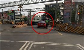 三寶硬闖平交道卻卡住　保全衝上前「抬柵欄」救命
圖/翻攝自爆料公社臉書