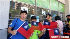 天母棒球場場外球迷排隊。（圖／記者王怡翔攝）