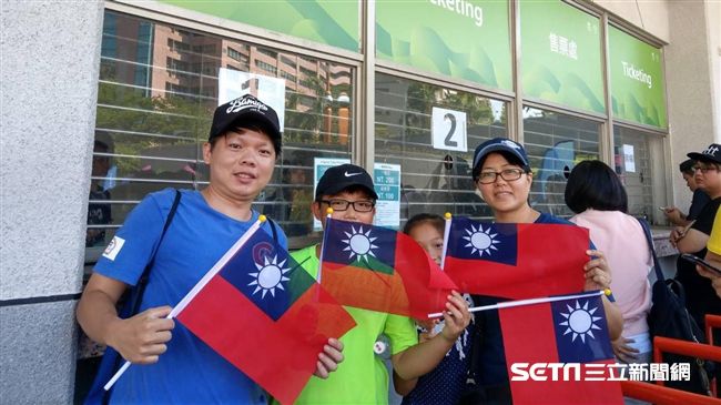 世大運棒球台韓戰　立委發雞排祭品文