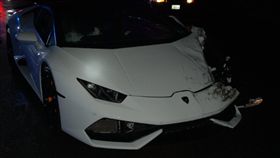 20歲屁孩花4萬租千萬小牛　酒駕躲警撞爛車頭GG了⋯,美國,華盛頓(圖/翻攝自Edmonds Police Department)