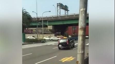 逆向只有他　寂寞三寶現身南崁交流道
