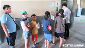 天母棒球場販賣部飲水不足，球迷只能在飲水機排隊裝水喝。（圖／記者王怡翔攝）