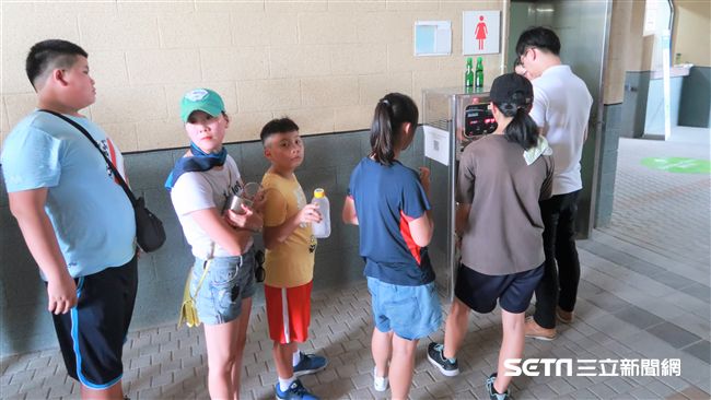 天母球場看台狀況多　球迷排隊裝水喝