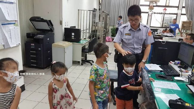 萌娃撿到50元　「揪團」壯膽送警局