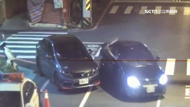 派出所前尋仇敲車　警衝出拔槍制止
